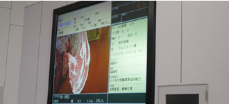 セリ場の大画面に映し出された枝肉の情報